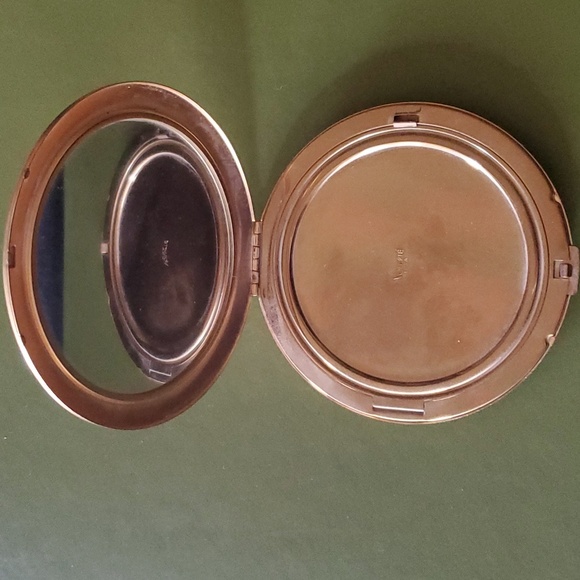 Volupte' Vintage Beautiful Compact - Picture 4 of 7